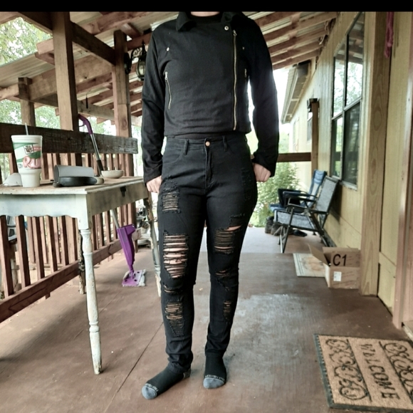 Denim - Whigh-waisted black  ripped skinny denim pant